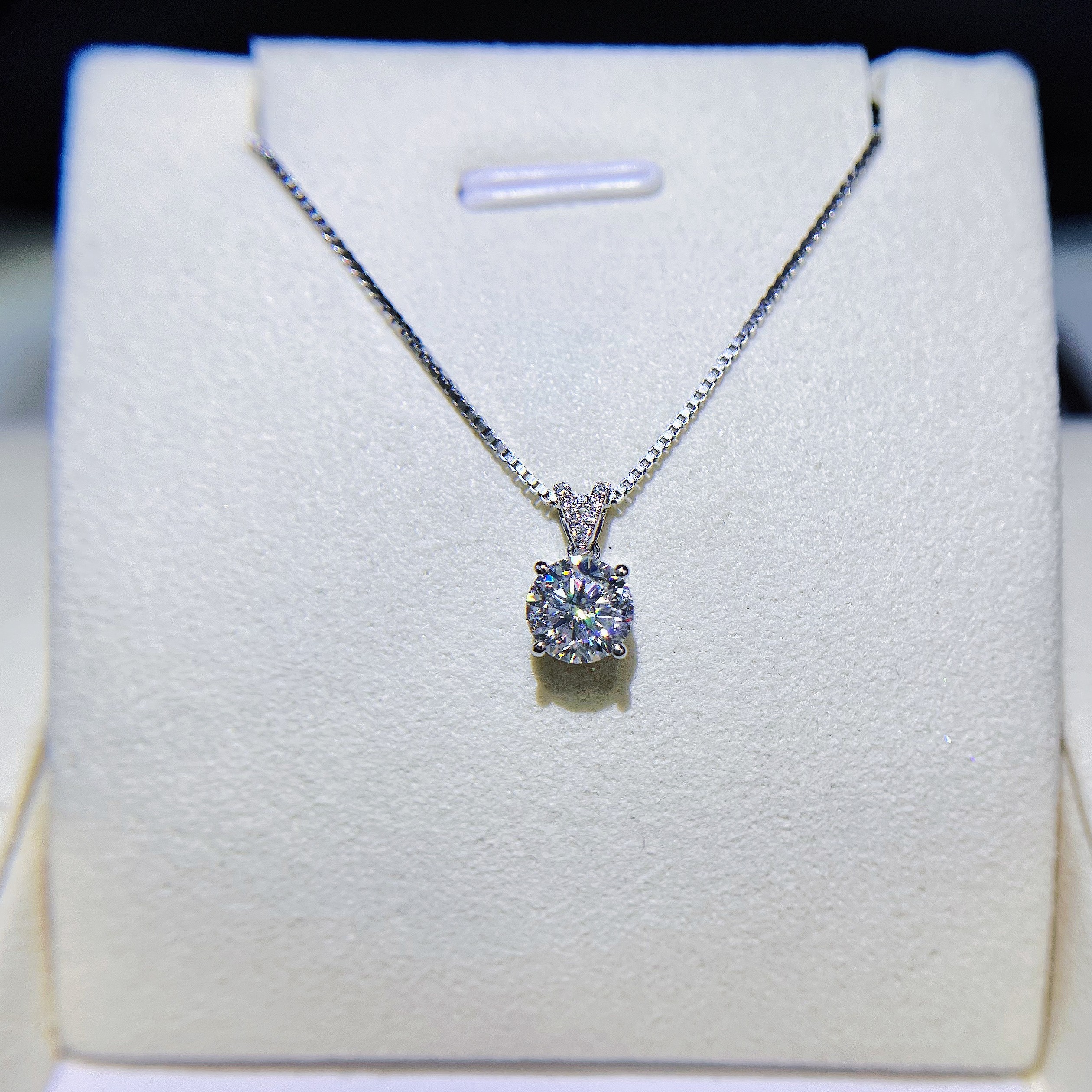 925银银制品 AU750v排四爪吊坠 赠s925银链 