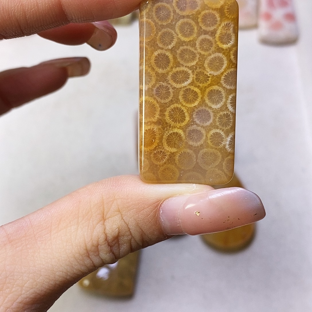 合金颈饰硅化玉不***明