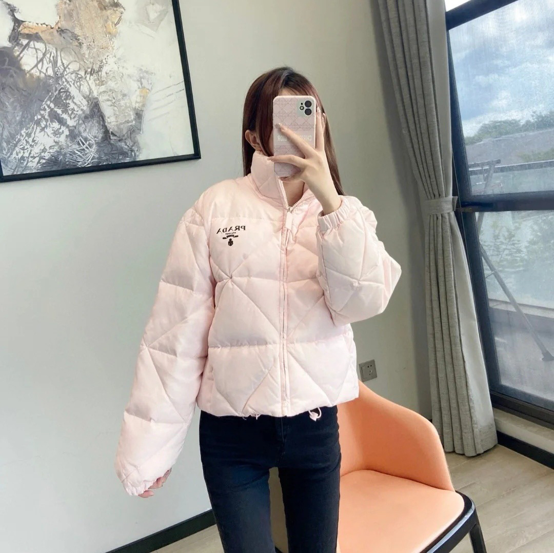 未使用 Prada/普拉达 玄色 粉色菱格logo羽绒服 36码/全新未使用