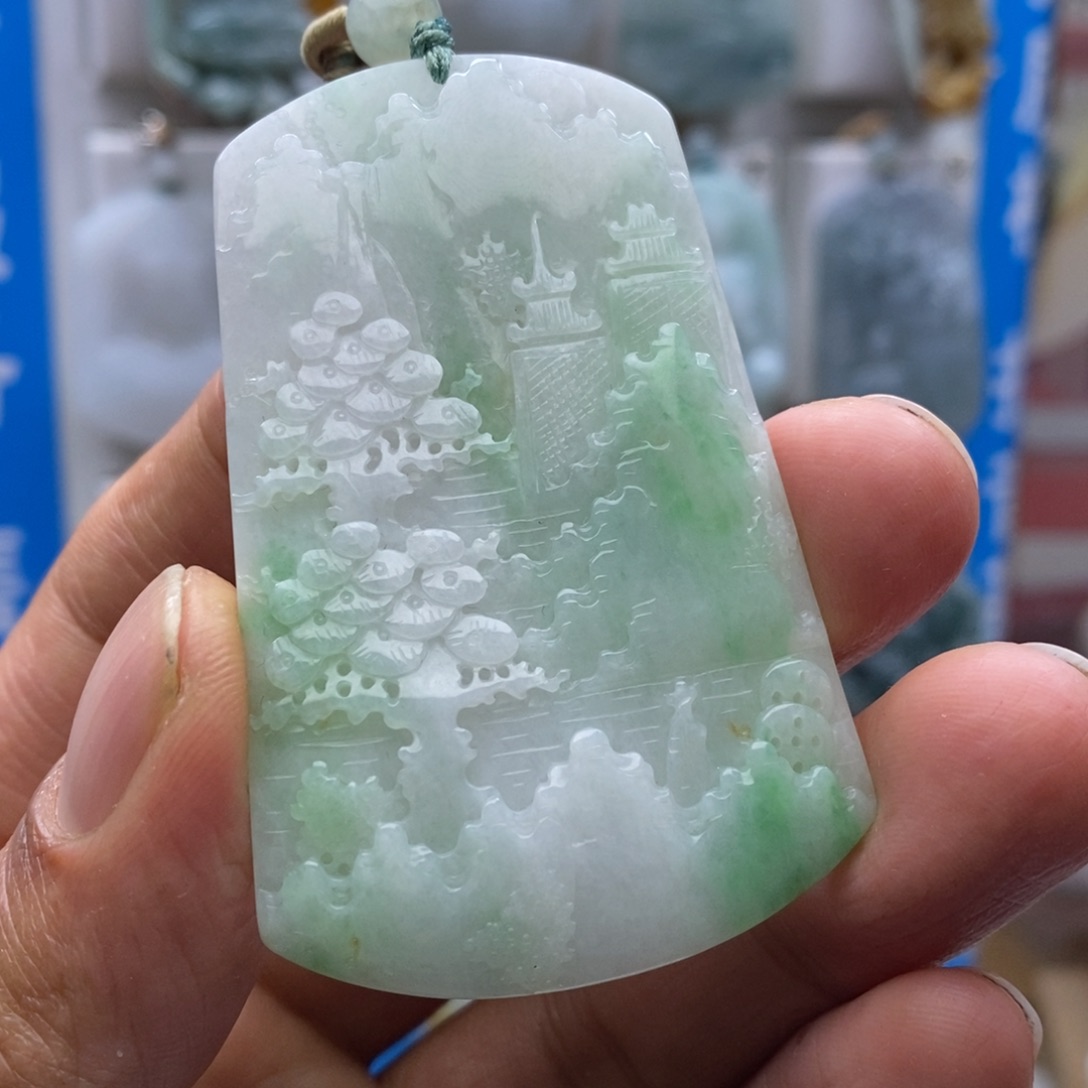 翡翠颈饰未镶嵌山水