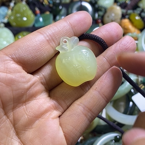 岫玉未镶嵌颈饰挂件