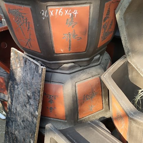 再***首对角外口径80厘米左右八方形花盆一个