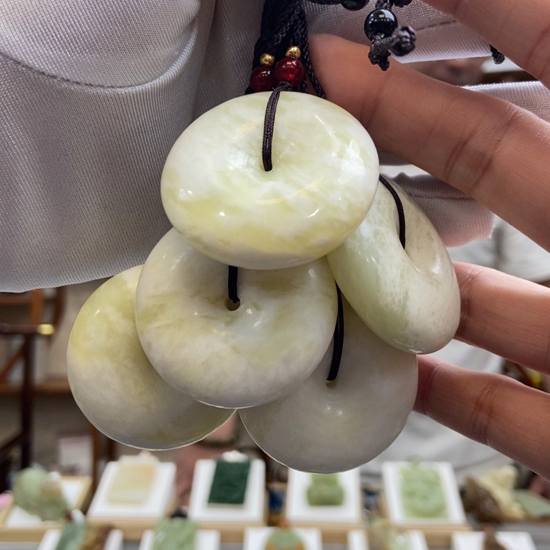 蛇纹石玉未镶嵌平安扣（多样性发一件