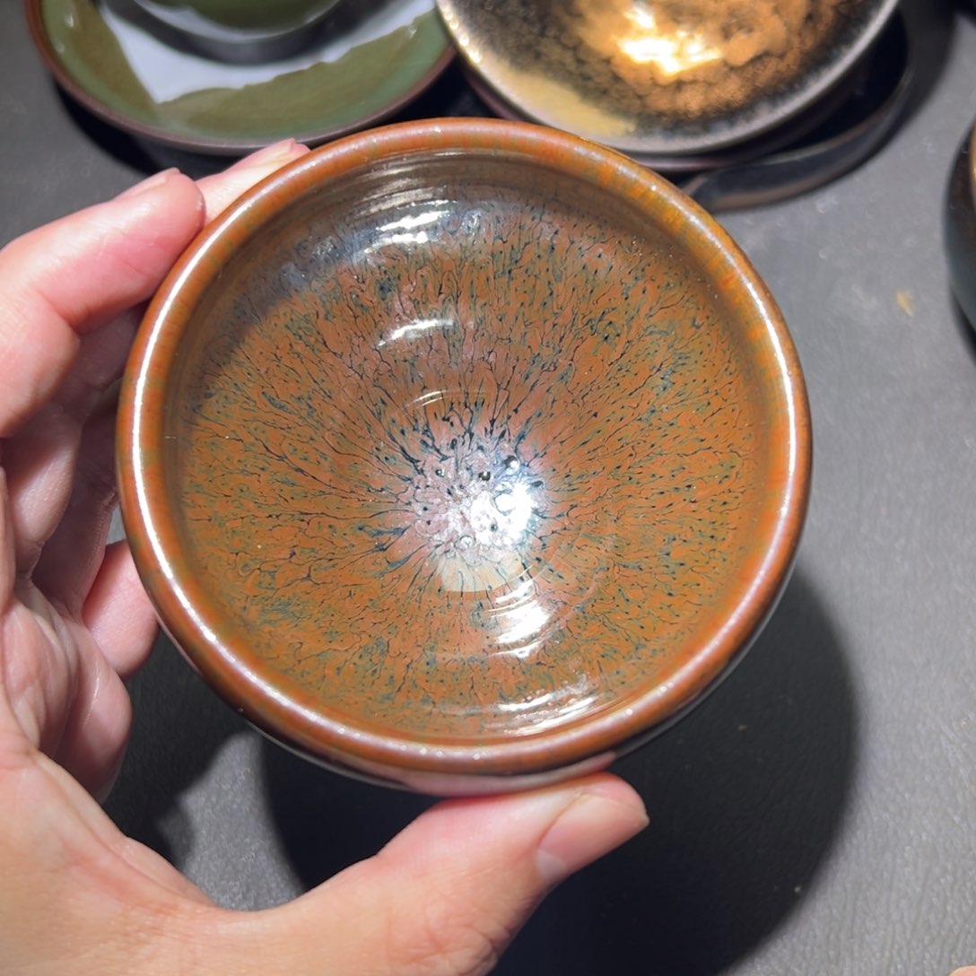 茶盏这个点就困着看电视啦