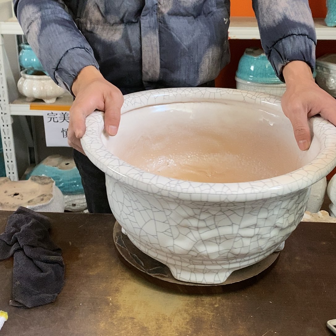 瑕疵花盆里装满鲜花