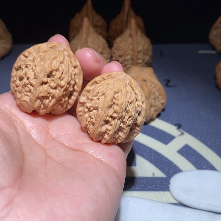 文玩核桃吊坠白狮子