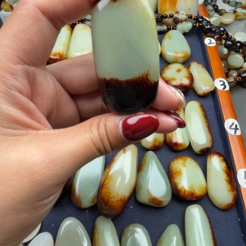 和田玉颈饰未镶嵌?***人