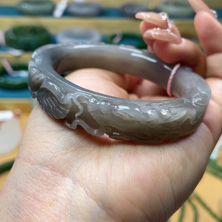 和田玉手镯55圈口。编号43未镶嵌