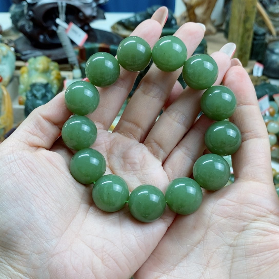 透闪石质玉手链未镶嵌在***雨