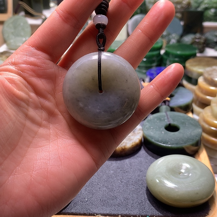 张***了和田玉未镶嵌珠宝半成品