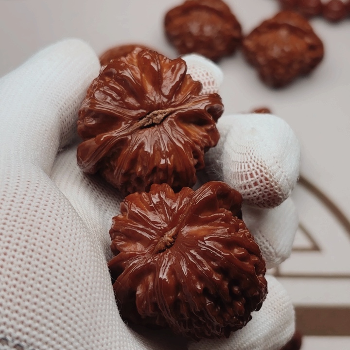 桃核吊坠三角白狮子