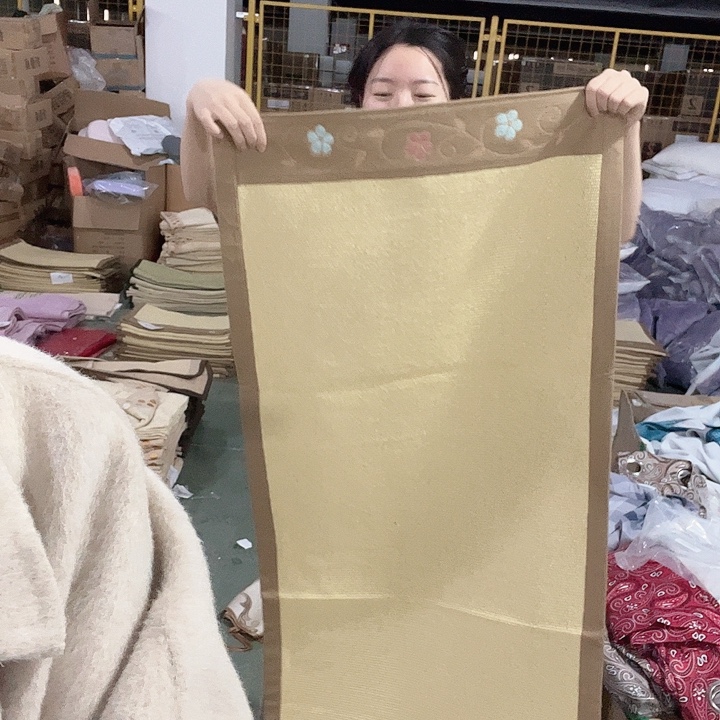 60*210卡其刺绣沙发垫