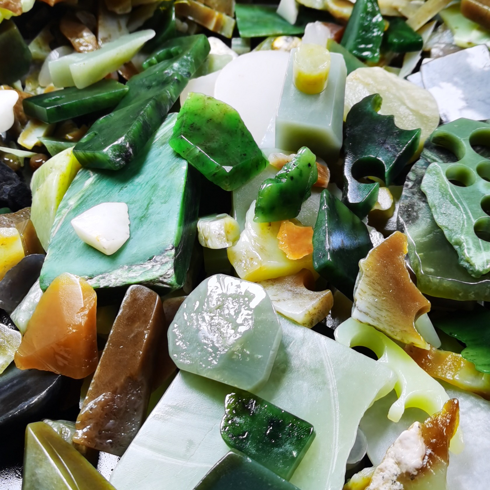 和田玉边角料，雕刻料，练手料，鱼缸料 造景料拍一多样性发600克