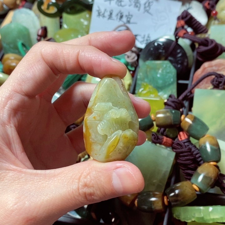 蛇纹石玉颈饰未镶嵌