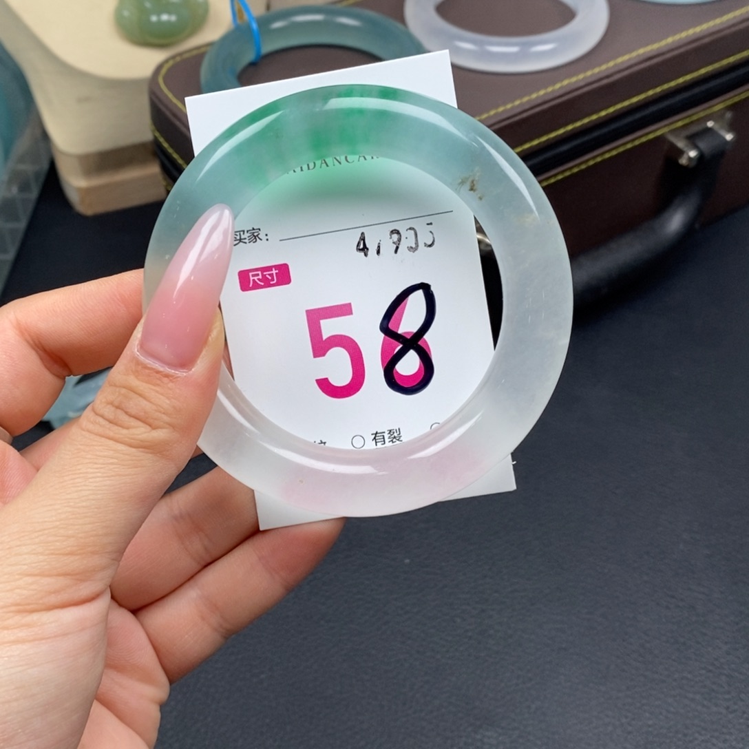 阿****石英质玉未镶嵌手镯