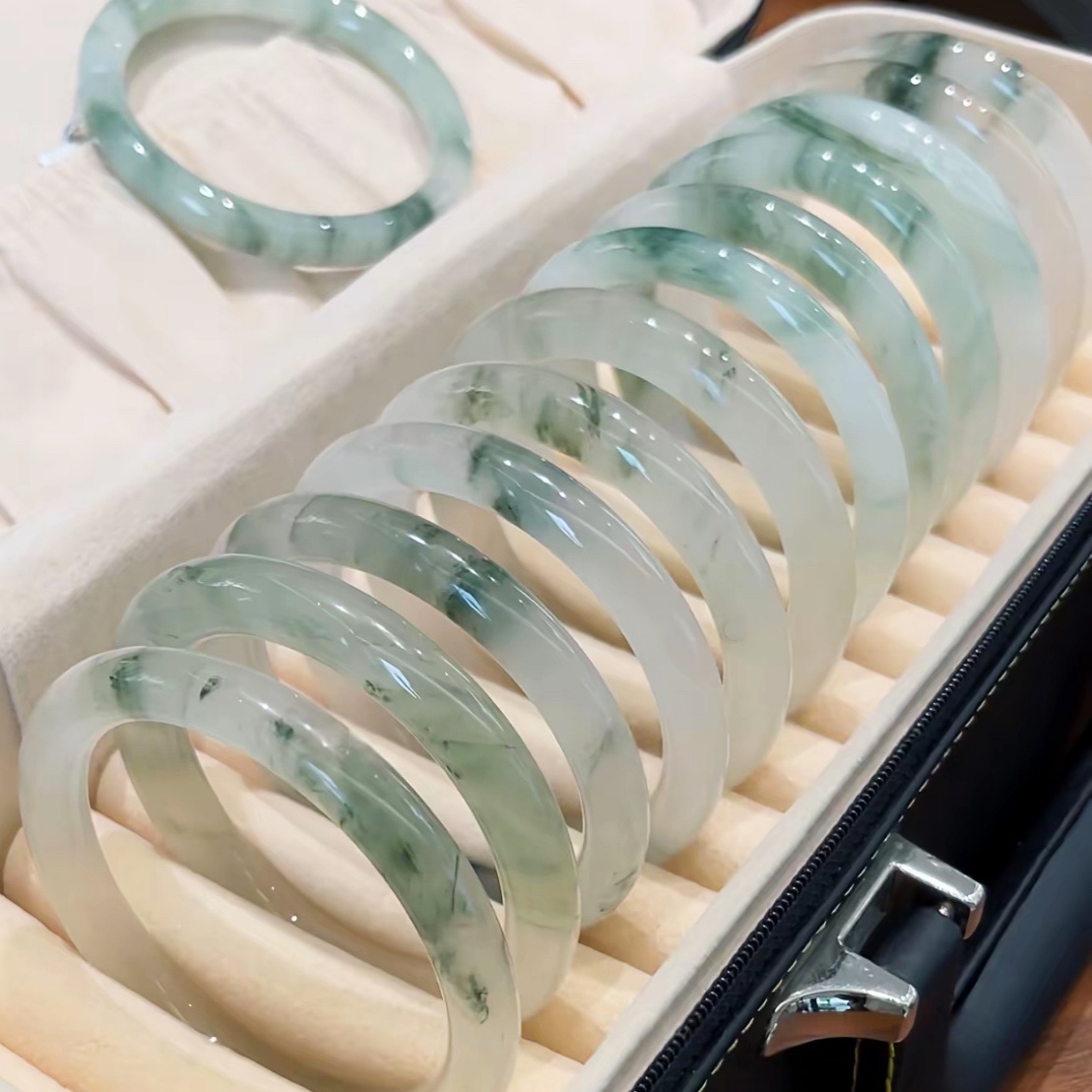 【编号 2】新疆天然玉石手镯圈口56天山翠3576