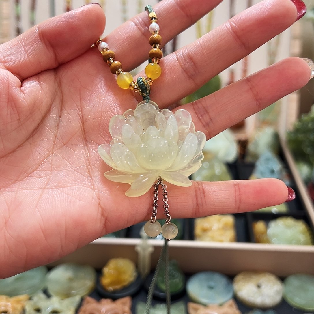 蛇纹石玉颈饰未镶嵌