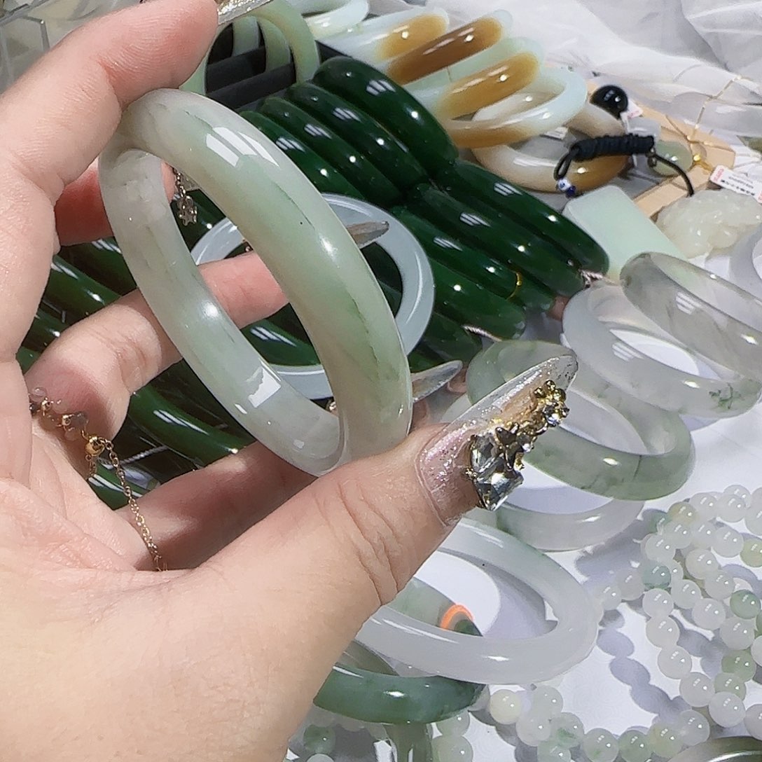 石英质玉手镯未镶嵌