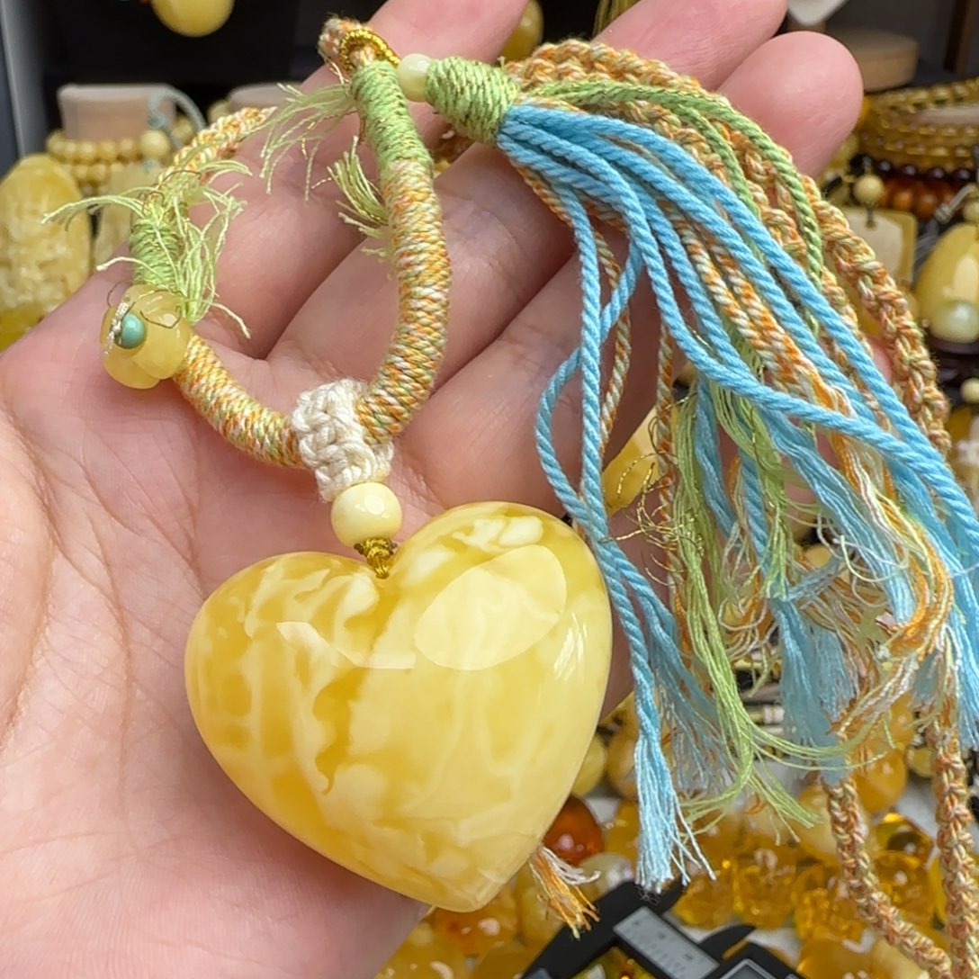 未镶嵌套链琥珀天然溶洞妖花蜜蜡爱心吊坠