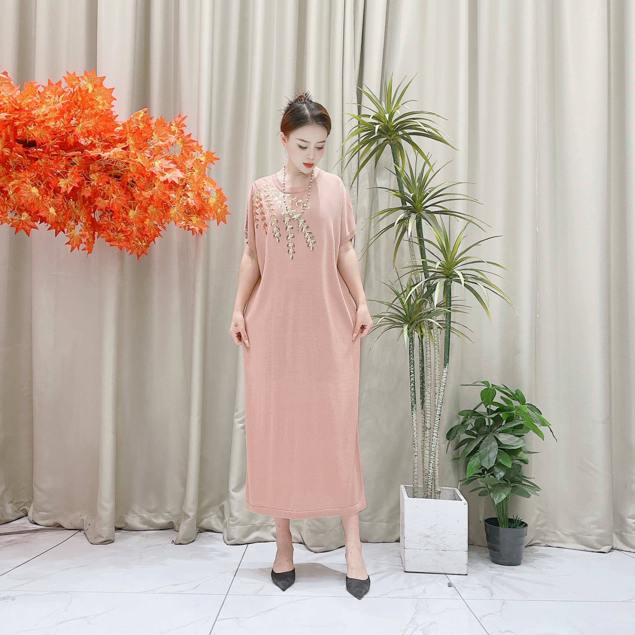 9569藕粉色叶子提花针织连衣裙收腰显瘦设计师优雅时尚