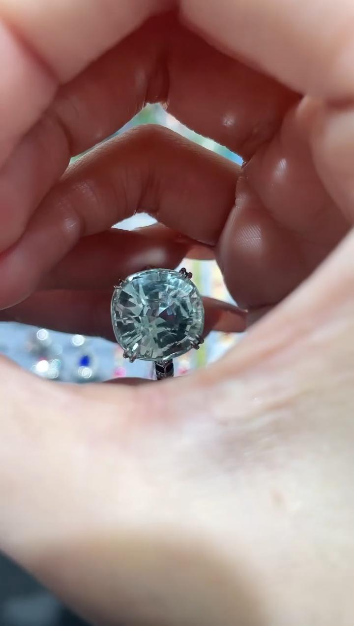18K金镶嵌海蓝宝石戒指