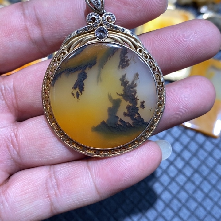 石英质玉（黄龙玉）未镶嵌颈饰