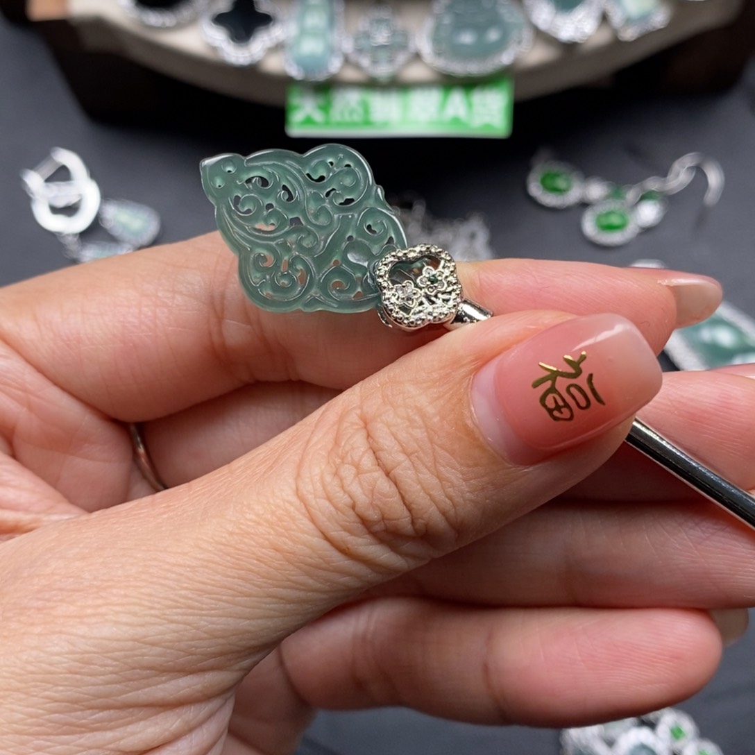 翡翠颈饰未镶嵌翡翠