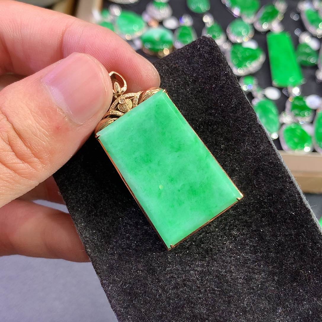 翡翠吊坠(赠链)18K金镶嵌ʚ****