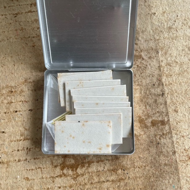 【70C-42】方形小铝盒内有刀片