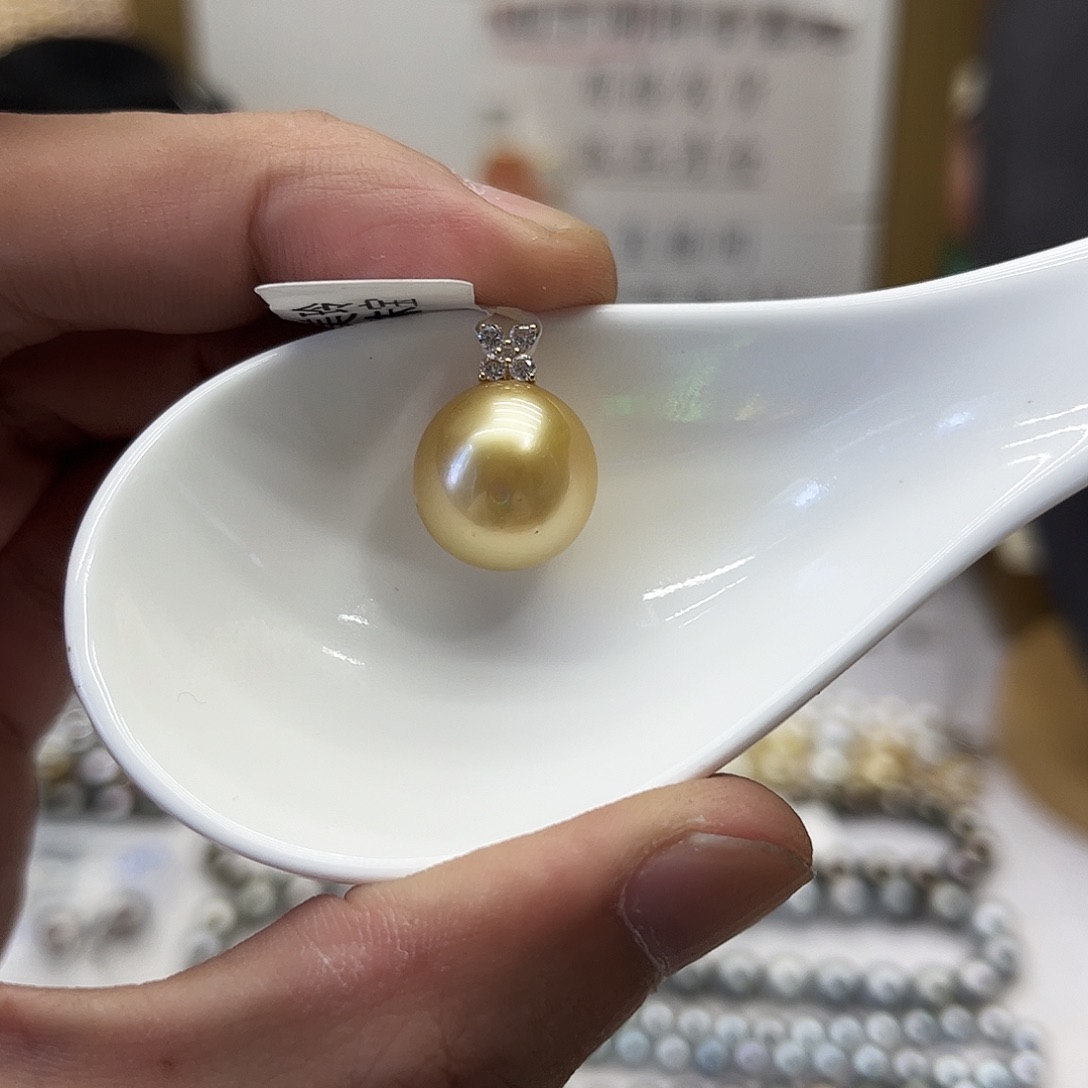 颈饰18K金镶嵌海水珍珠