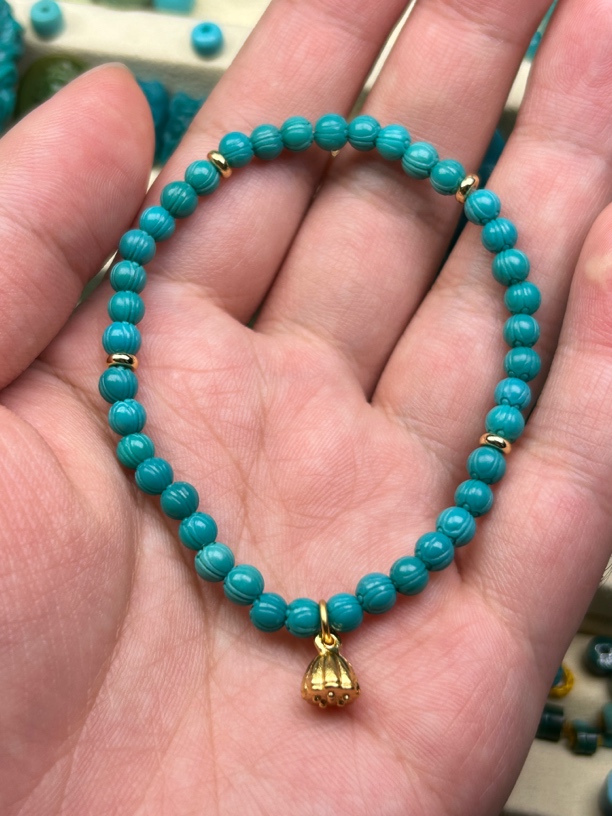 原矿高瓷蓝绿松石莲花手串。    尺寸4.3。  重6.15克