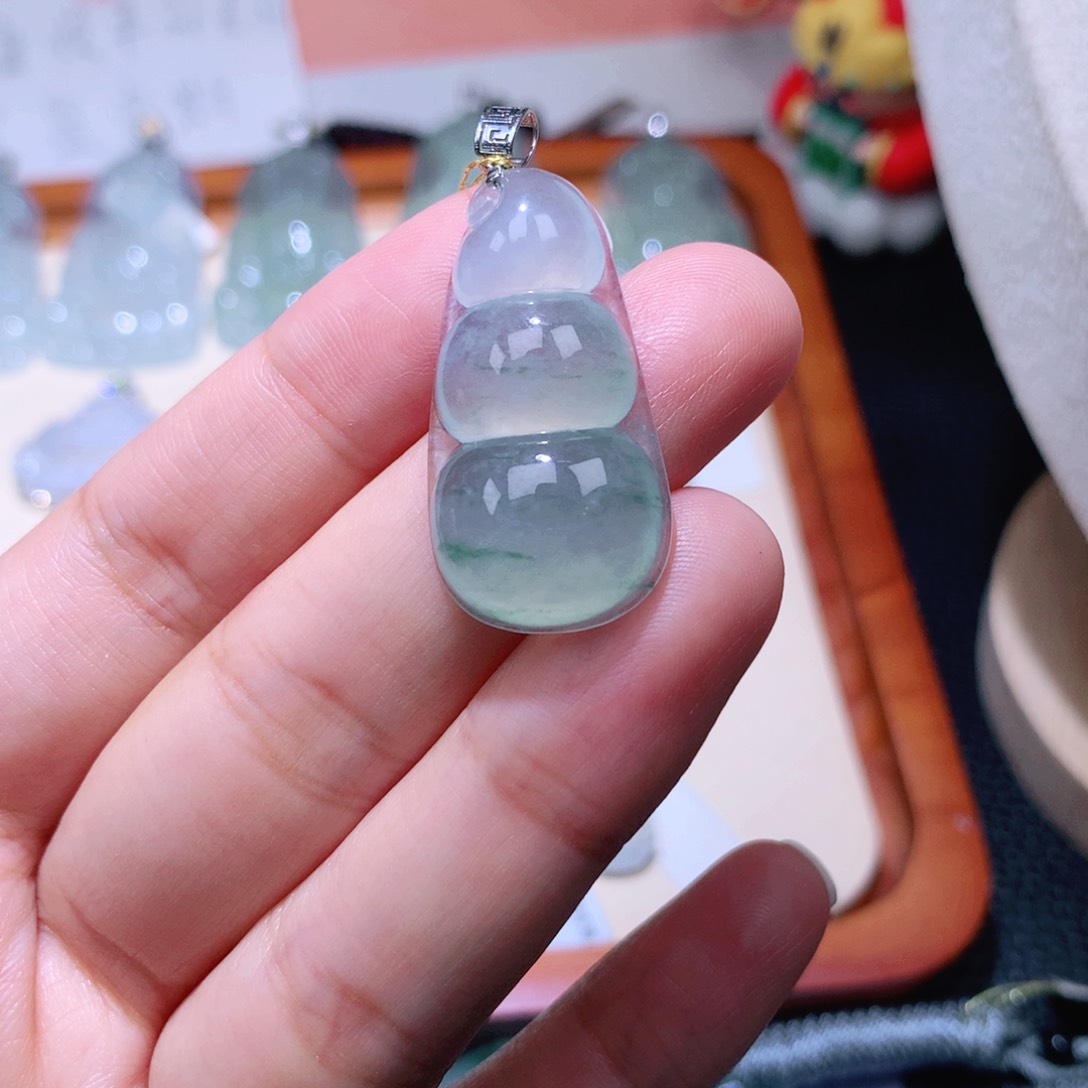 颈饰18K金镶嵌翡翠福豆