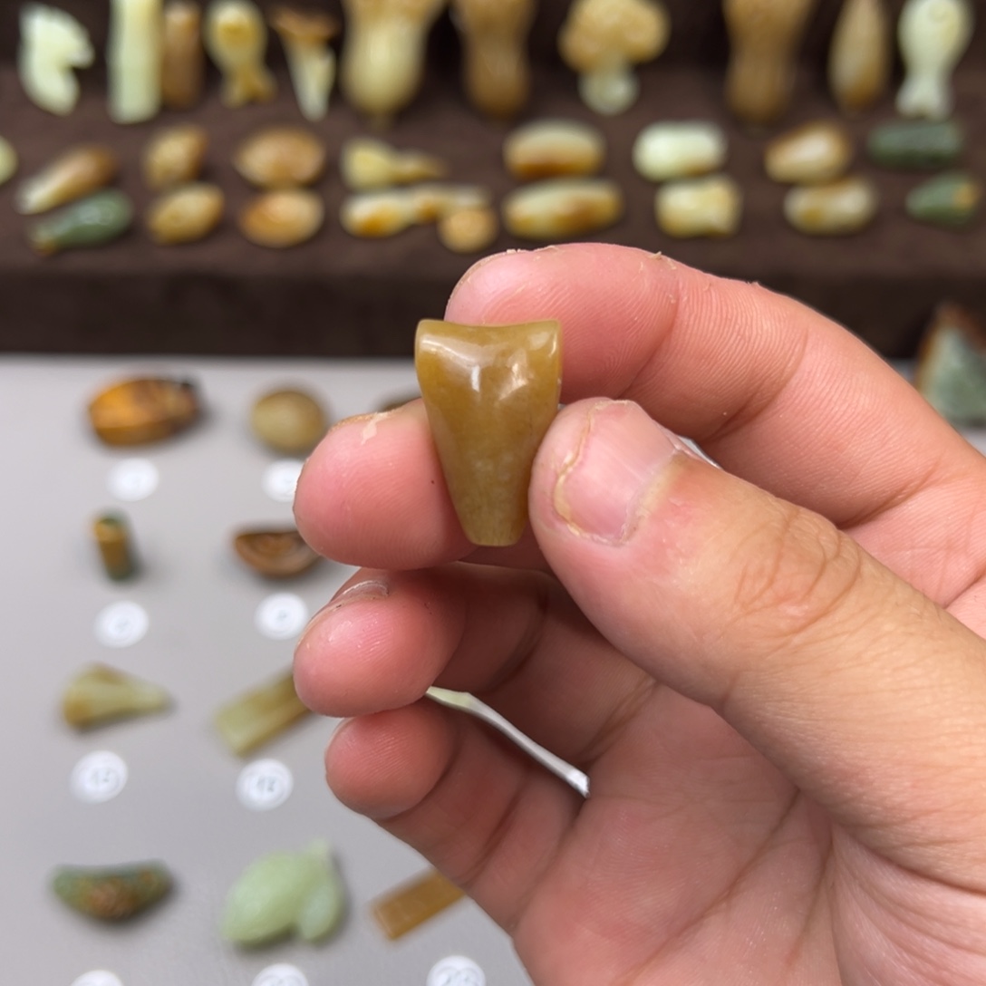 岫岩河磨玉（透闪石质玉）未镶嵌颈饰