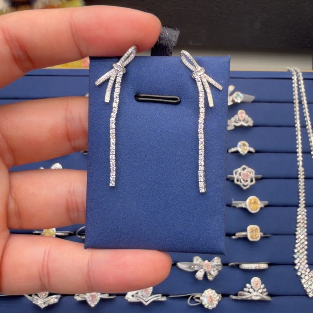 18K金镶嵌钻石耳饰钻石耳环