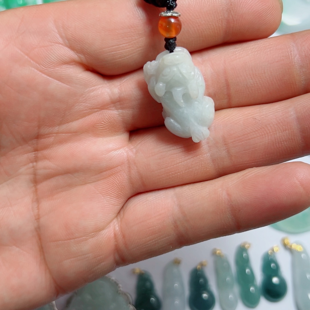 翡翠未镶嵌颈饰貔貅