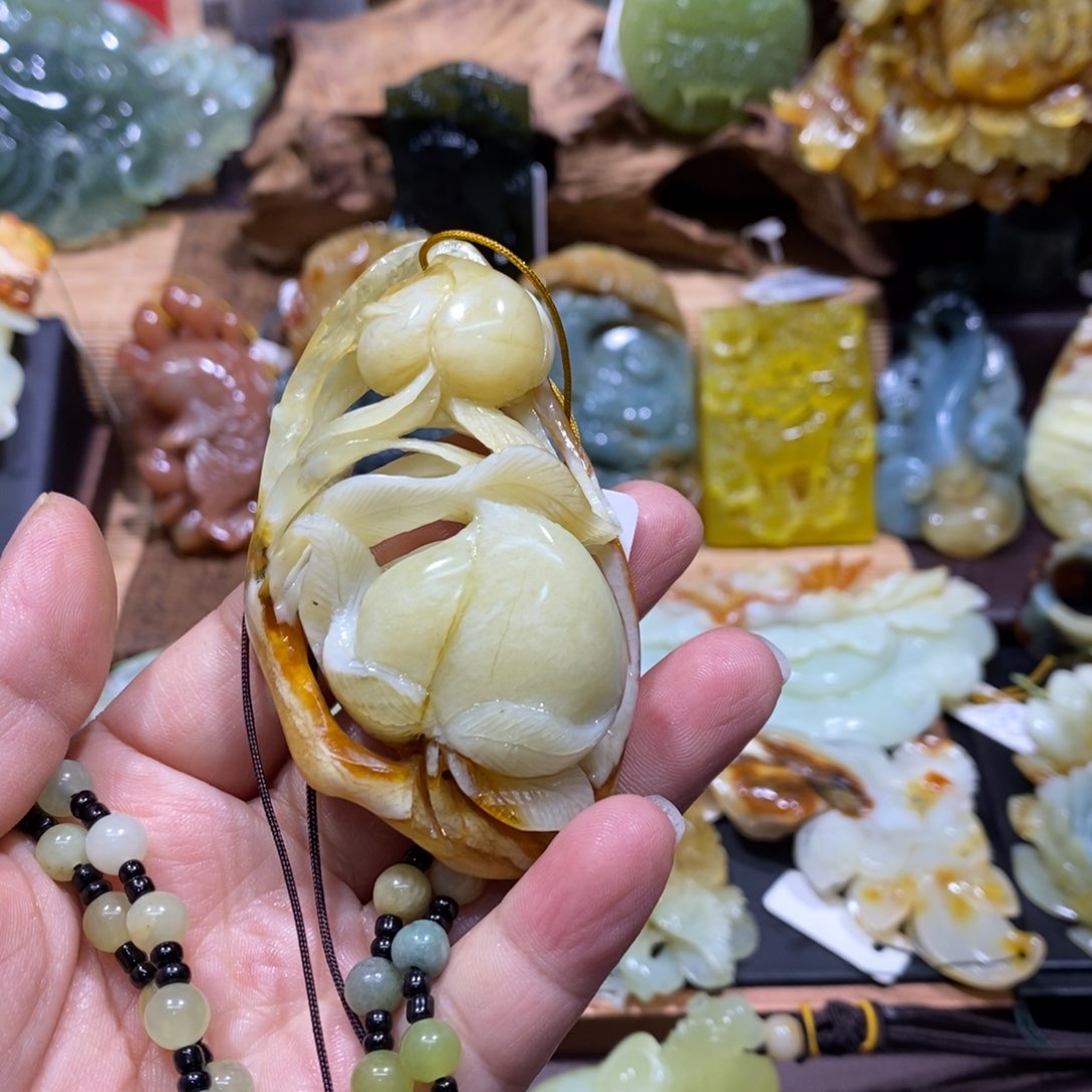 蛇纹石玉颈饰未镶嵌