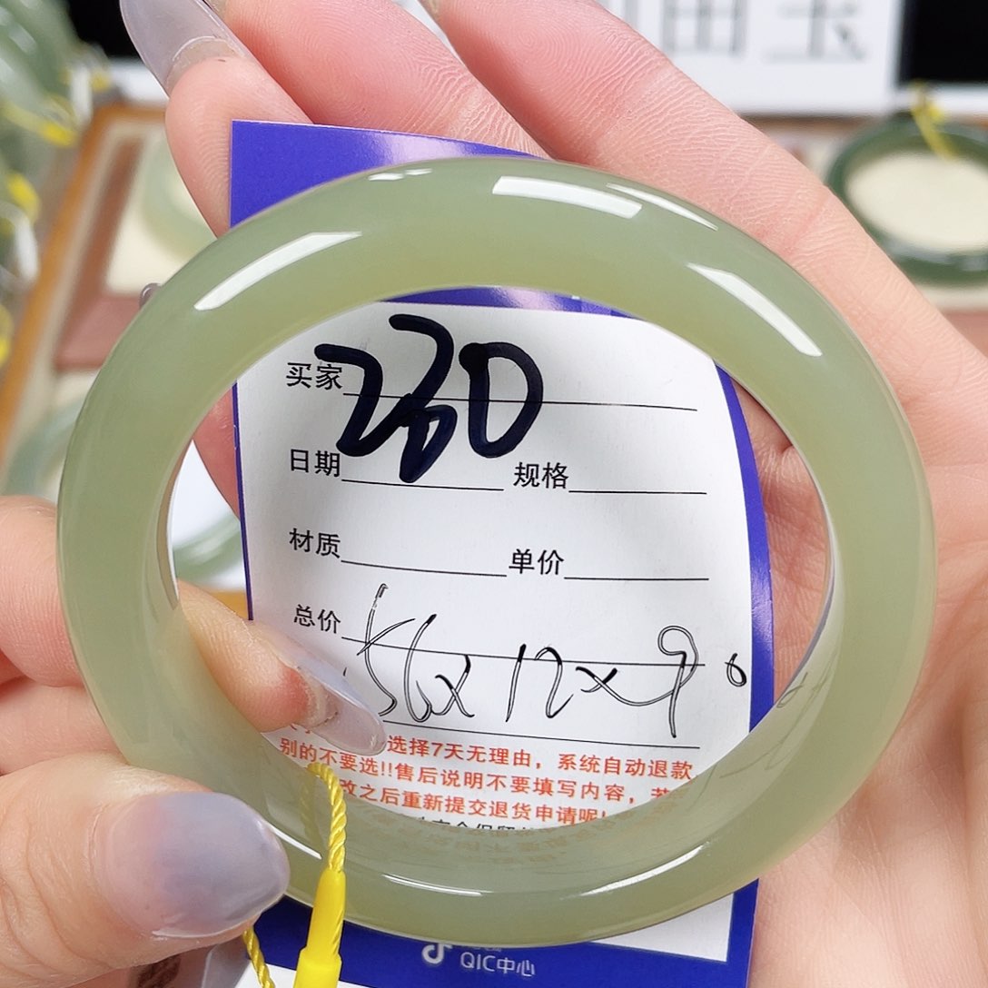 和田玉手镯未镶嵌