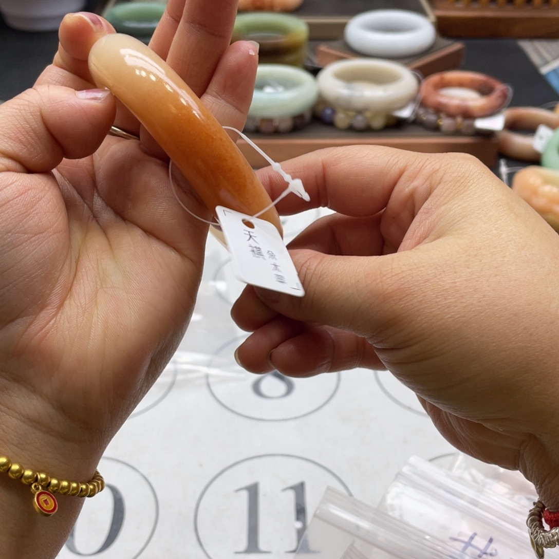 草***原石英岩玉未镶嵌手镯