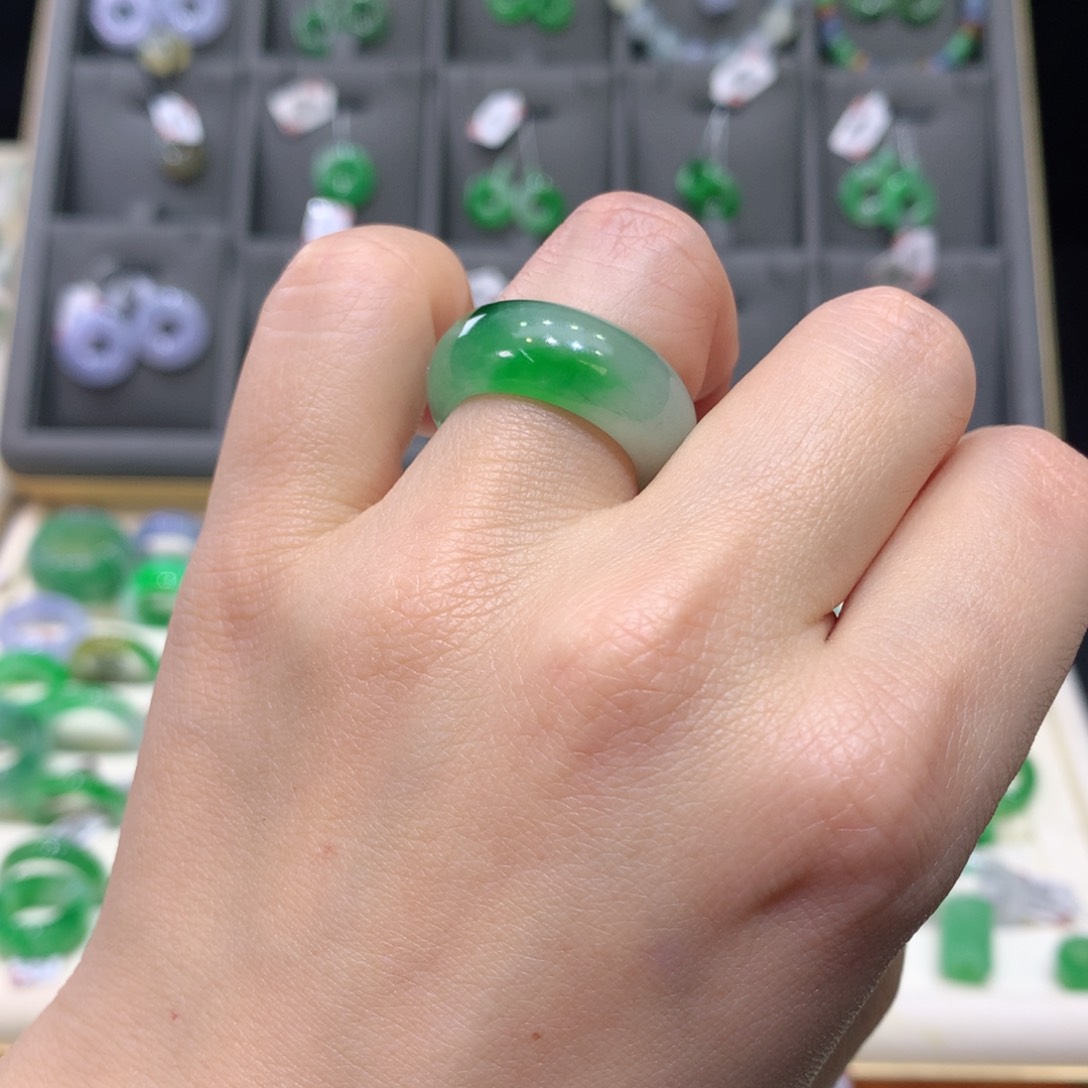 翡翠戒指未镶嵌翡翠