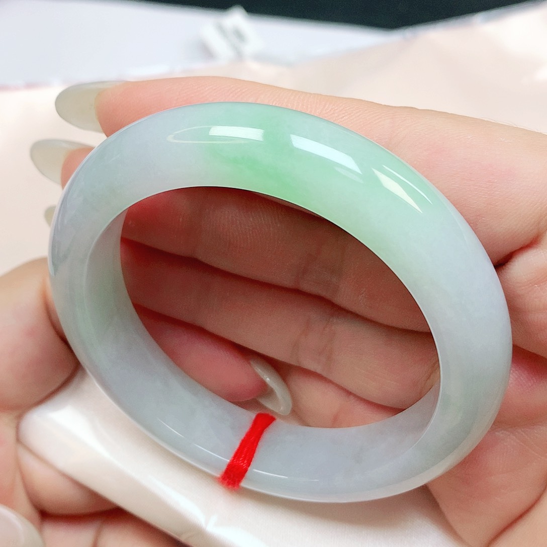 翡翠手镯未镶嵌抖音