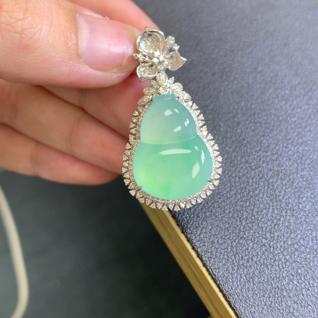 翡翠颈饰18K金镶嵌翡翠