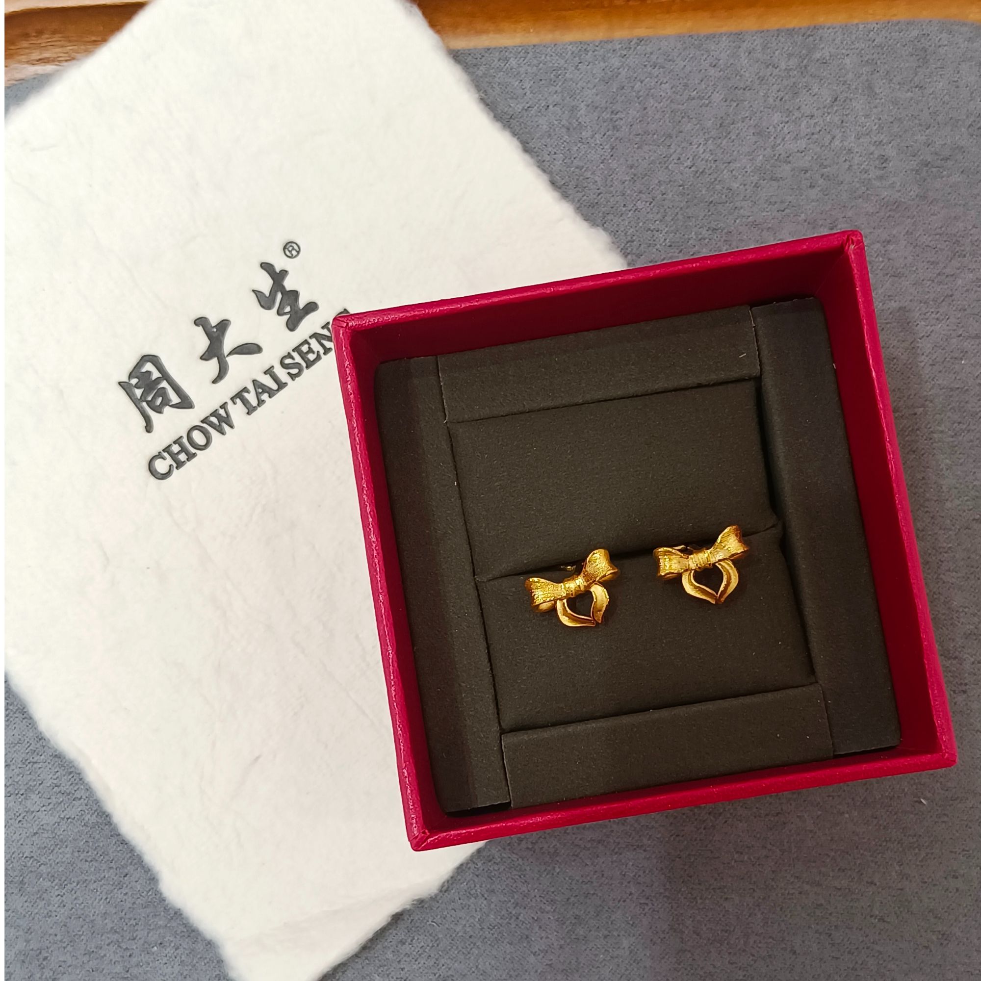 周大生足金在逃公主黄金耳钉蝴蝶结送女友女神节礼物网红款送妈妈