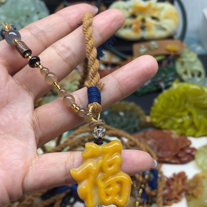 蛇纹石玉未镶嵌颈饰