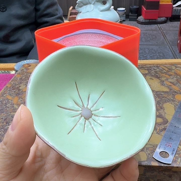 汝瓷花口杯一个，瓷。。。