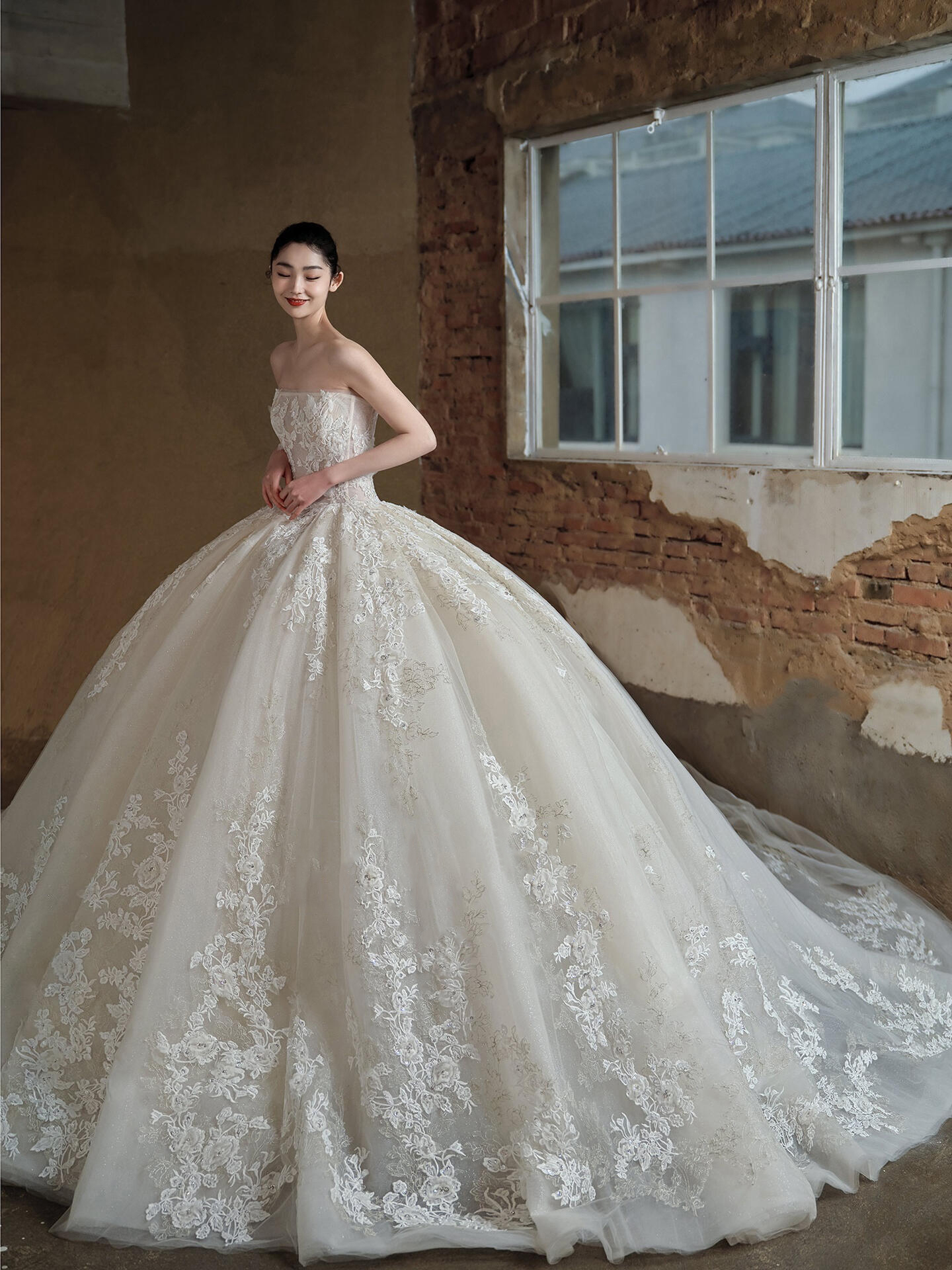 法式抹胸主婚纱2025新款新娘白色重工出门纱高级质感大拖尾轻婚纱