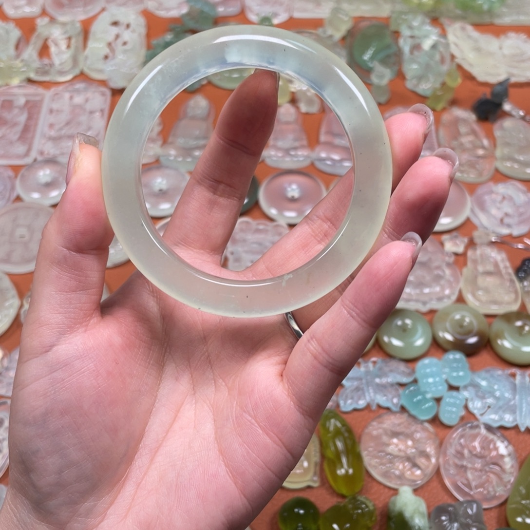 小***豆蛇纹石玉未镶嵌颈饰