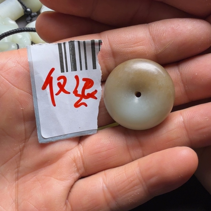 伟***车和田玉未镶嵌挂件