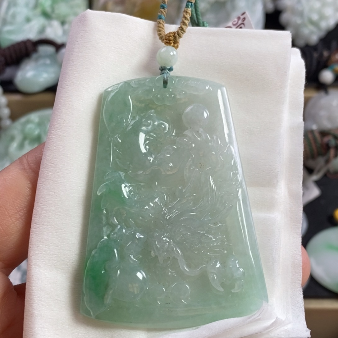 翡翠颈饰未镶嵌龙