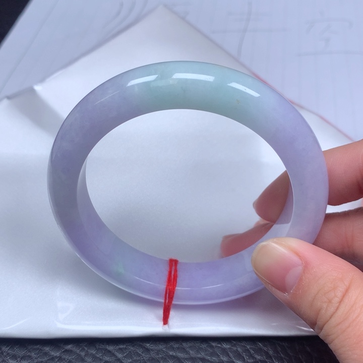 翡翠手镯未镶嵌。