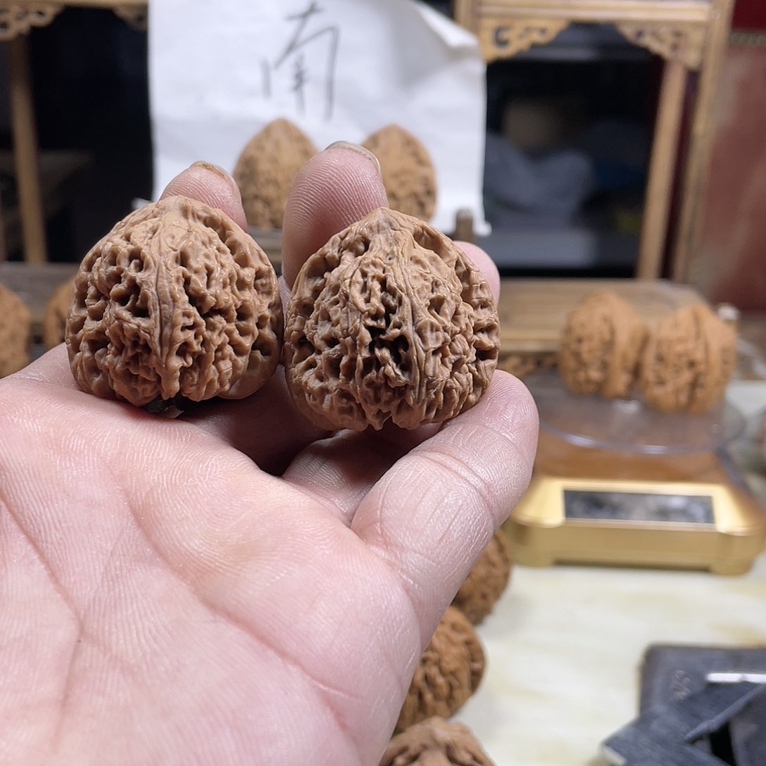 桃核吊坠一**！文玩核桃南将石